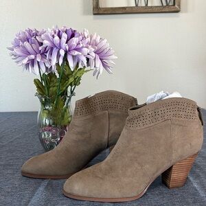 NWT Violet & Red Women’s Size 8 and 10 Jackson Lazer Cut Topline Tan Booties